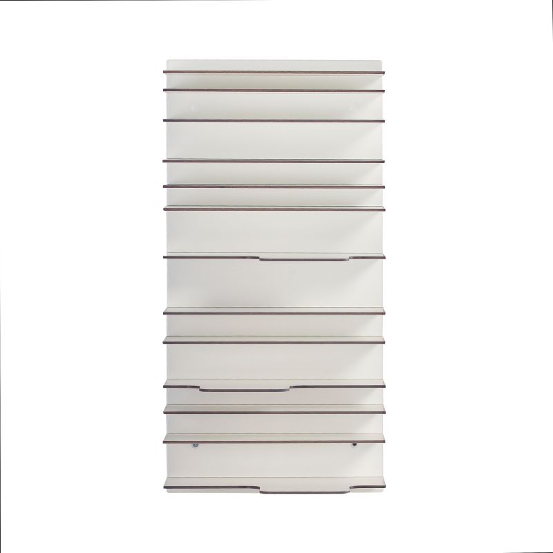 Weißes Bücherregal Spectrum mit mehreren Regalböden für Bücher und Dekoration.